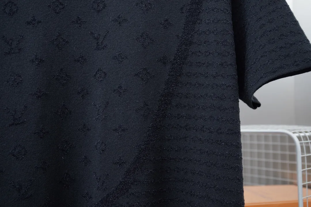 🅿️230 LV Louis 25ss spring and summer new model, black letter jacquard knitted short sleeves, light luxury, essential item for daily commuting for men and women, correct version, welcome to compare, detailed features · Made of high-viscosity cotton material, high count cotton is added, dry and avoid stuffiness · Made of jacquard machine imported from Germany, woven with Lv Monogram plaid intarsia, and matched with velvet of the same color to present a unique three-dimensional texture · Original main mark, washed tag, brand moisture-proof paper packaging Color: Black Size: S/M/L/XL